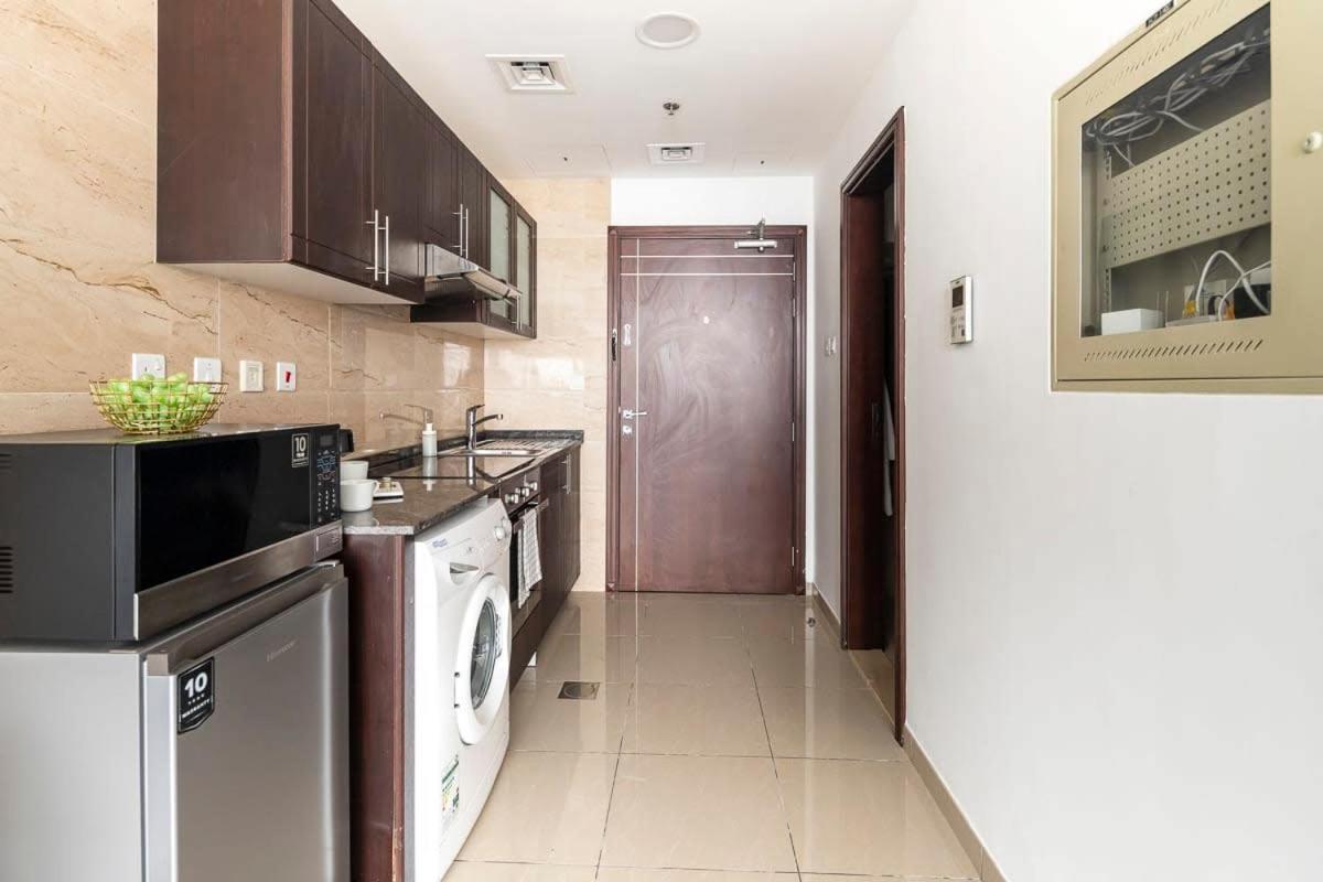 Frank Porter - Siraj Tower Apartment Dubai