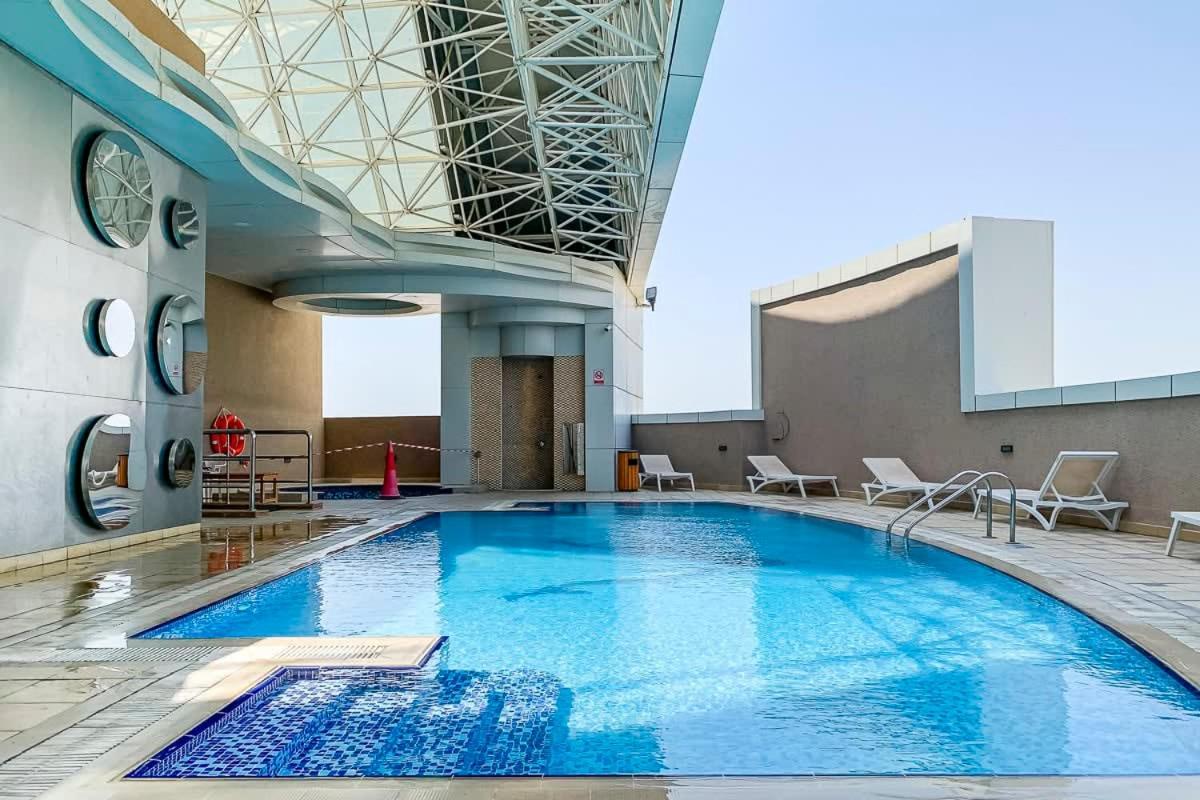Frank Porter - Siraj Tower * Dubai